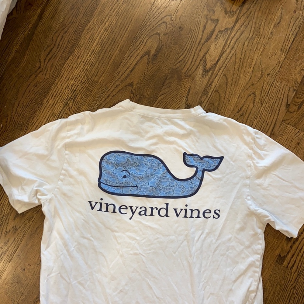 Vineyard vines T shirt